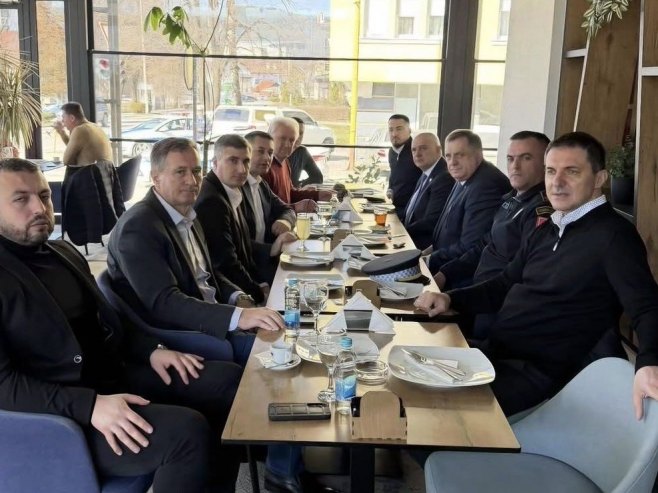 Додик у Палама са руководством ОО СНСД (Фото: x.com/MiloradDodik) Додик у Палама са руководством ОО СНСД (Фото: x.com/MiloradDodik) -