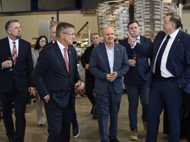 Милорад Додик угостио Мајкла Флина (фото: x.com/MiloradDodik) Милорад Додик угостио Мајкла Флина (фото: x.com/MiloradDodik) -