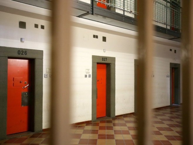 Ацо Ђукановић у Спужу дијели челију са двојицом кавчана Ацо Ђукановић у Спужу дијели челију са двојицом кавчана