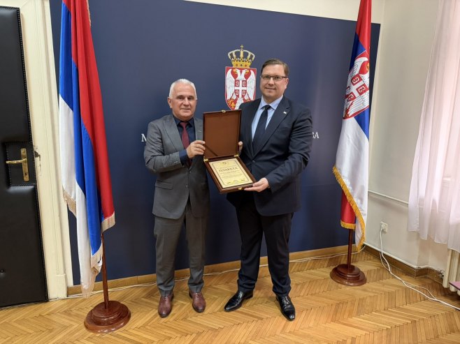 Кокановићу плакета за помоћ у пројекту повезивања српске дјеце Кокановићу плакета за помоћ у пројекту повезивања српске дјеце