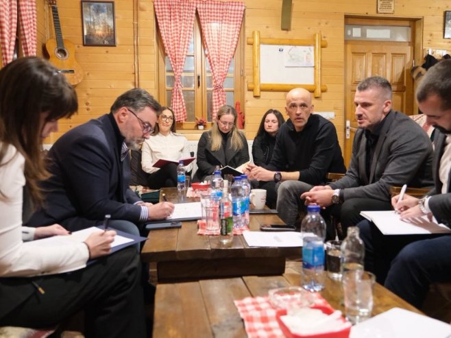 Разговор о унапређењу туристичке понуде Романије (фото: instagram.com/stasa.kosarac) Разговор о унапређењу туристичке понуде Романије (фото: instagram.com/stasa.kosarac) -