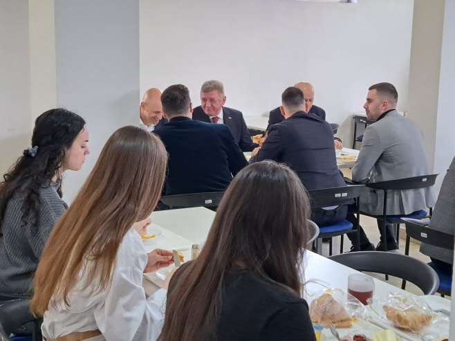 Мастиловић на студентском доручку Мастиловић на студентском доручку - Фото: РТРС