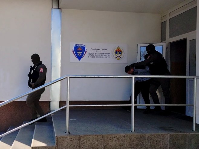 Ухапшени с Интерполове потјернице биће спроведен у Суд БиХ ради екстрадиције (ВИДЕО) Ухапшени с Интерполове потјернице биће спроведен у Суд БиХ ради екстрадиције (ВИДЕО)