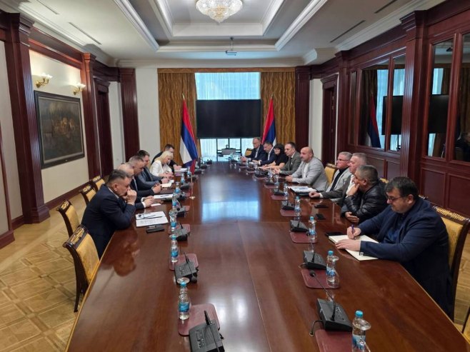 Минић са представницима превозника и привредницима Минић са представницима превозника и привредницима - Фото: Уступљена фотографија