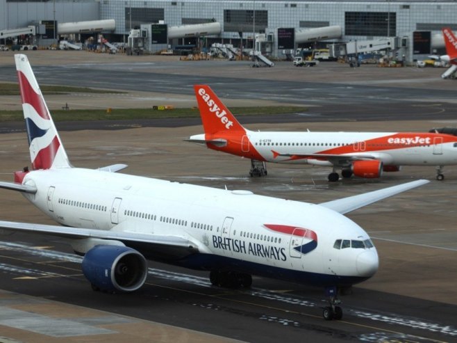 Авион (фото: EPA/NEIL HALL - илустрација) Авион (фото: EPA/NEIL HALL - илустрација) -