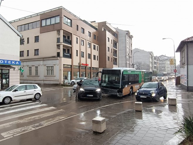 Саобраћајна незгода у Бањалуци; Судар аутомобила и аутобуса (ФОТО) Саобраћајна незгода у Бањалуци; Судар аутомобила и аутобуса (ФОТО)