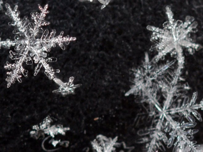 Снијег, пахуљице (Фото: EPA/PATRICK SEEGER/илустрација) Снијег, пахуљице (Фото: EPA/PATRICK SEEGER/илустрација) -