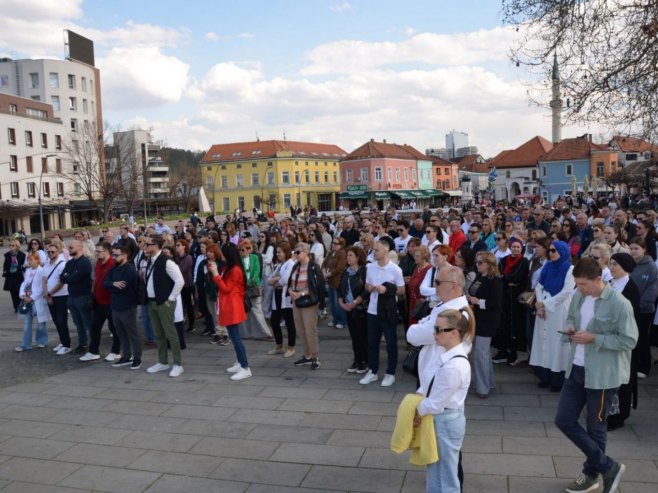 Протест доктора у Тузли Протест доктора у Тузли - Фото: СРНА