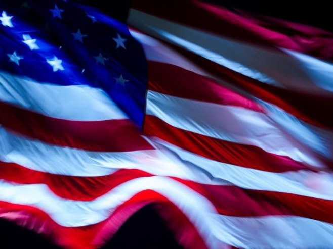 Застава САД (Фото: EPA/AARON SCHWARTZ / POOL/илустрација) Застава САД (Фото: EPA/AARON SCHWARTZ / POOL/илустрација) -