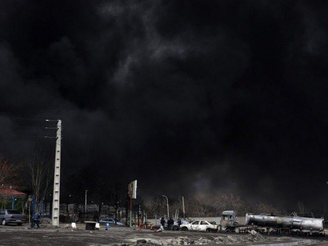 Иран - дим изнад рафинерије (Фото: EPA/ABEDIN TAHERKENAREH) Иран - дим изнад рафинерије (Фото: EPA/ABEDIN TAHERKENAREH) -