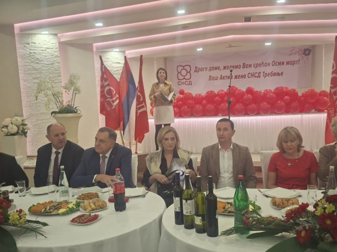Актив жена СНСД-а Требиње организовао је прославу поводом 8. марта Међународног Дана жена Актив жена СНСД-а Требиње организовао је прославу поводом 8. марта Међународног Дана жена - Фото: РТРС