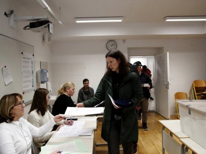 Избори у Словенији (Фото: EPA/ANTONIO BAT) Избори у Словенији (Фото: EPA/ANTONIO BAT) -