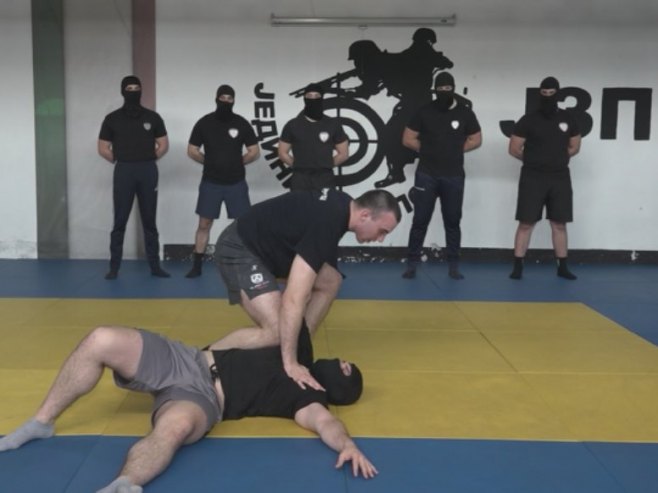 Милан Гаврић остварио дјечачки сан - да носи полицијску униформу и служи грађанима (ВИДЕО) Милан Гаврић остварио дјечачки сан - да носи полицијску униформу и служи грађанима (ВИДЕО)