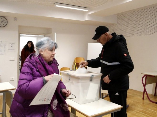 Избори у Словенији (Фото: ЕPA/ANTONIO BAT) Избори у Словенији (Фото: ЕPA/ANTONIO BAT) -