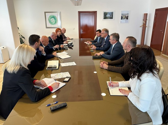 Петар Ђокић са представницима Удружења послодаваца Петар Ђокић са представницима Удружења послодаваца - Фото: СРНА