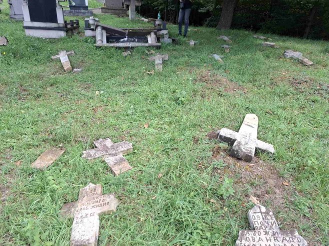 Поломљени споменици у Зеници Поломљени споменици у Зеници - Фото: Уступљена фотографија