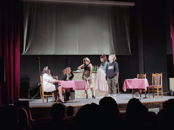 Братунац: Глумице из Зворника извеле представу "Шмизле" Братунац: Глумице из Зворника извеле представу "Шмизле"