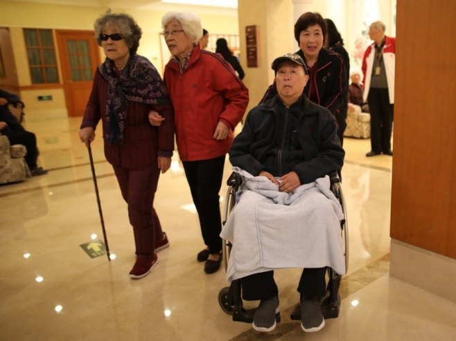 Кинези (фото: EPA/WU HONG) Кинези (фото: EPA/WU HONG) -