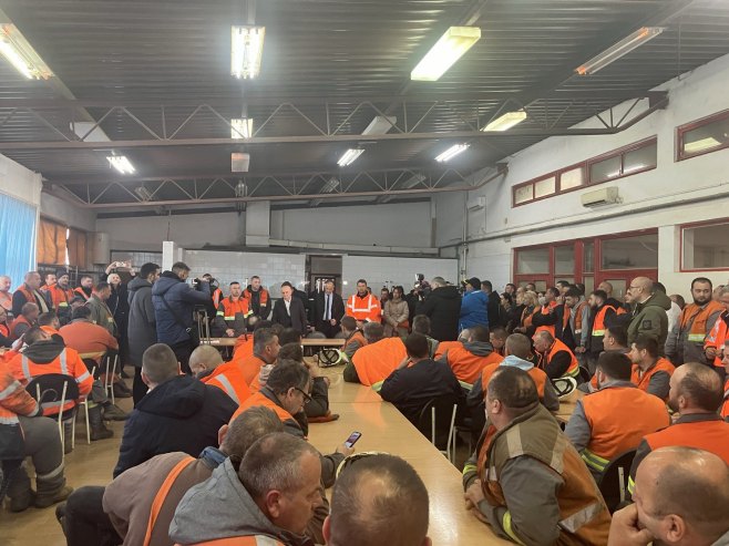 Петар Ђокић са радницима рудника "Нова Љубија" Петар Ђокић са радницима рудника "Нова Љубија" - Фото: РТРС