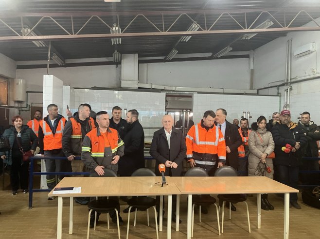 Петар Ђокић са радницима рудника "Нова Љубија" Петар Ђокић са радницима рудника "Нова Љубија" - Фото: РТРС