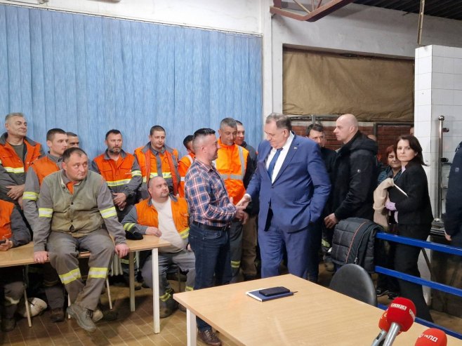 Милорад Додик са радницима "Нове Љубије" Милорад Додик са радницима "Нове Љубије" - Фото: РТРС