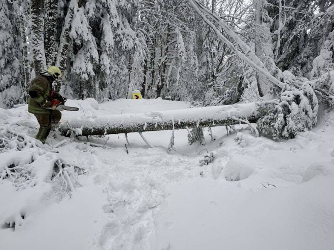 Национални парк Козара, евакуација путника из заглављених и блокираних возила (фото: facebook.com/VatrogasciPrijedor) Национални парк Козара, евакуација путника из заглављених и блокираних возила (фото: facebook.com/VatrogasciPrijedor) -