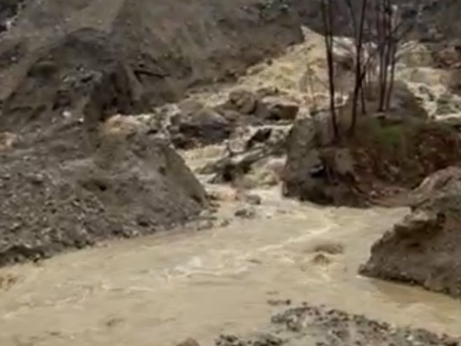 Због већег одрона обустављен саобраћај на регионалном путу Угљевик-Лопаре (ВИДЕО) Због већег одрона обустављен саобраћај на регионалном путу Угљевик-Лопаре (ВИДЕО)