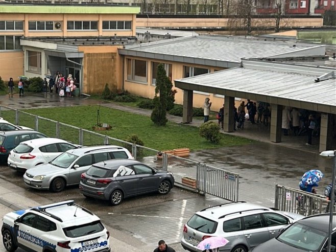 Дојава о бомби у ОШ "Бранко Радичевић" у Бањалуци Дојава о бомби у ОШ "Бранко Радичевић" у Бањалуци - Фото: РТРС