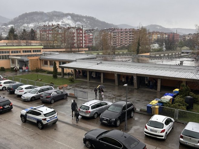 Дојава о бомби у ОШ "Бранко Радичевић" у Бањалуци Дојава о бомби у ОШ "Бранко Радичевић" у Бањалуци - Фото: РТРС