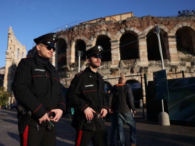 Полиција Италије (фото: EPA/NEIL HALL) Полиција Италије (фото: EPA/NEIL HALL) -