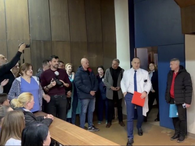 Шобот са радницима Шобот са радницима - Фото: РТРС