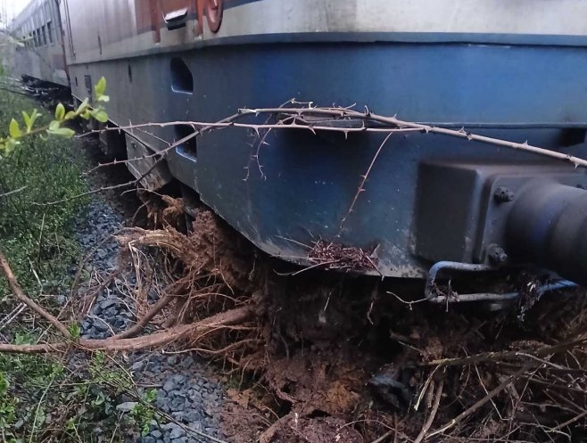 Воз на релацији Добој-Бањалука налетио на одрон (Фото: facebook.com/ zeljeznicerepublikesrpske) Воз на релацији Добој-Бањалука налетио на одрон (Фото: facebook.com/ zeljeznicerepublikesrpske) -