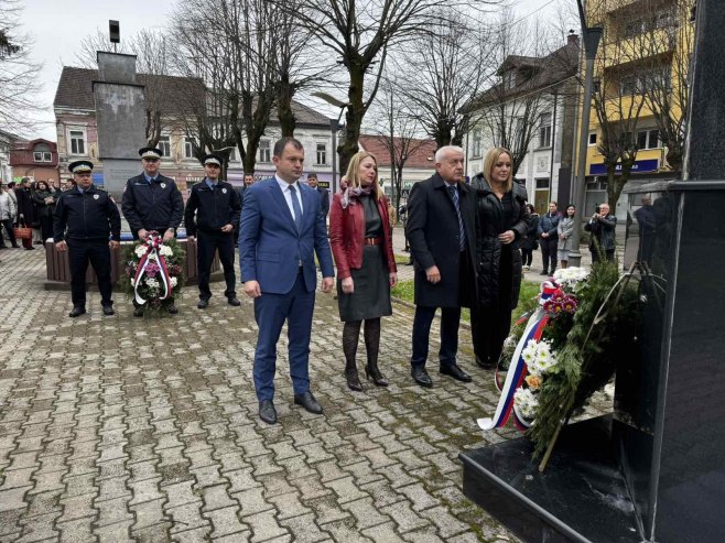 Полагање вијенаца у Костајници Полагање вијенаца у Костајници - Фото: РТРС
