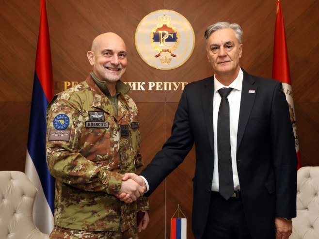 Комадант ЕУФОР-а и Каран Комадант ЕУФОР-а и Каран - Фото: ZIPAPHOTO/Borislav Zdrinja