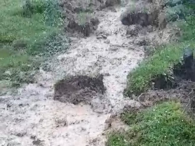 Клизишта у Челопеку и Табанцима Клизишта у Челопеку и Табанцима - Фото: РТРС