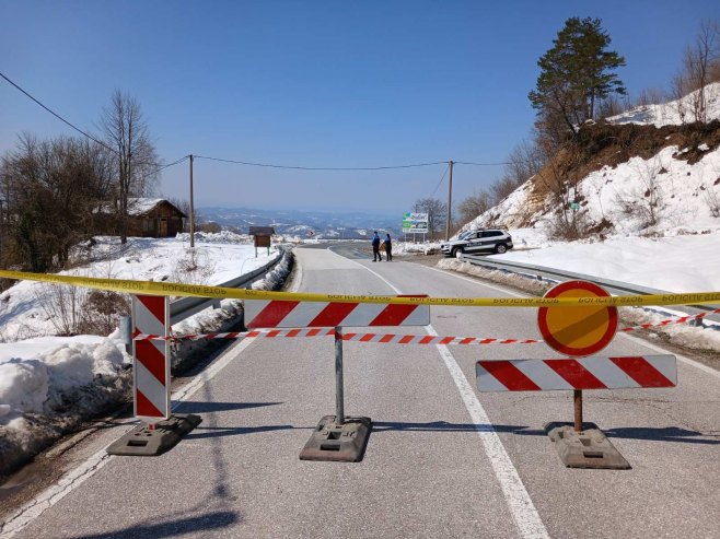 Због одрона затворен магистрални пут Бијељина-Тузла (ФОТО/ВИДЕО) Због одрона затворен магистрални пут Бијељина-Тузла (ФОТО/ВИДЕО)