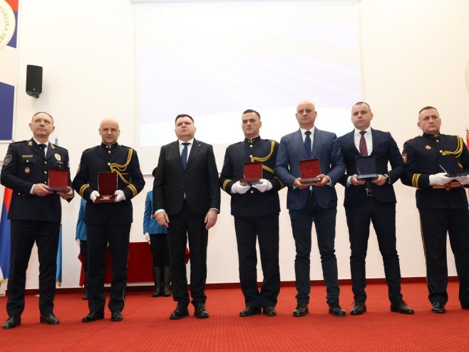 Златни знак полиције Кострешевићу, Васиљевићу, Хајдуу, Парталу и Шеховцу (ФОТО) Златни знак полиције Кострешевићу, Васиљевићу, Хајдуу, Парталу и Шеховцу (ФОТО)