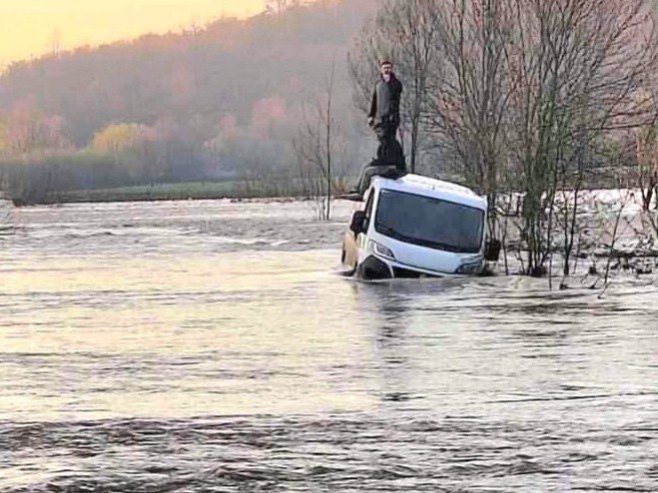Евакуисани са крова возила након што су покушали да прођу поплављеном саобраћајницом Евакуисани са крова возила након што су покушали да прођу поплављеном саобраћајницом
