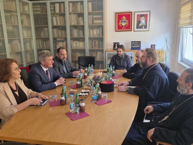 Драга Мастиловић са ректором Љубомиром Пријовићем Драга Мастиловић са ректором Љубомиром Пријовићем - Фото: РТРС