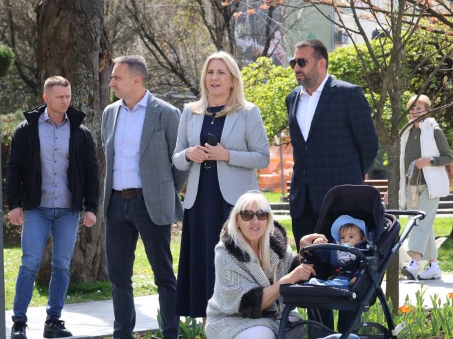 Жељка Цвијановић са сарадницима Жељка Цвијановић са сарадницима - Фото: ZIPAPHOTO/Borislav Zdrinja