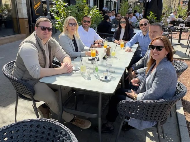 Цвијановић са сарадницима (фото: instagram.com/zeljka.cvijanovic) Цвијановић са сарадницима (фото: instagram.com/zeljka.cvijanovic) -