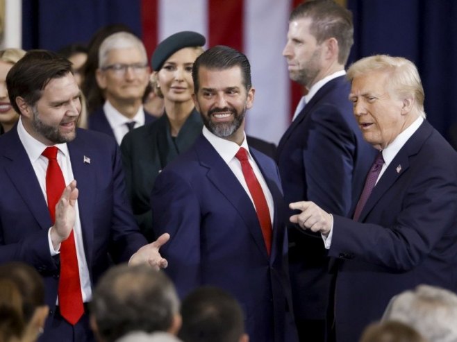 Венс, Доналд Трамп Јуниор и Доналд Трамп (Фото: EPA/SHAWN THEW / POOL) Венс, Доналд Трамп Јуниор и Доналд Трамп (Фото: EPA/SHAWN THEW / POOL) -