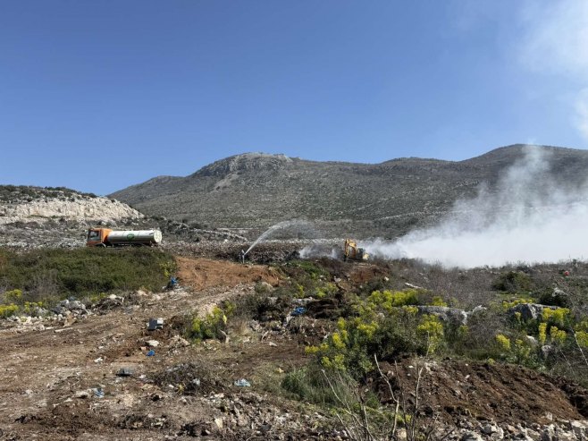 Санација пожара на градској депонији "Ободина" код Требиња Санација пожара на градској депонији "Ободина" код Требиња - Фото: РТРС