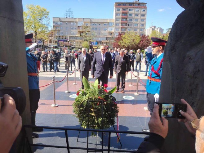 Положени вијенци на централном споменику у Бијељини Положени вијенци на централном споменику у Бијељини - Фото: РТРС