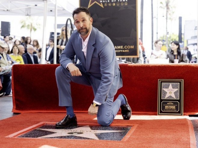 Глумац Ноа Вајл добио звијезду на Холивудској стази славних (ВИДЕО) Глумац Ноа Вајл добио звијезду на Холивудској стази славних (ВИДЕО)