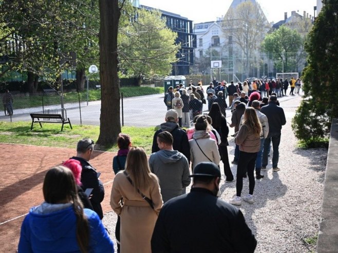 Гласање у Будимпешти, Мађарска (фото: EPA/ATTILA KOVACS HUNGARY OUT) Гласање у Будимпешти, Мађарска (фото: EPA/ATTILA KOVACS HUNGARY OUT) -