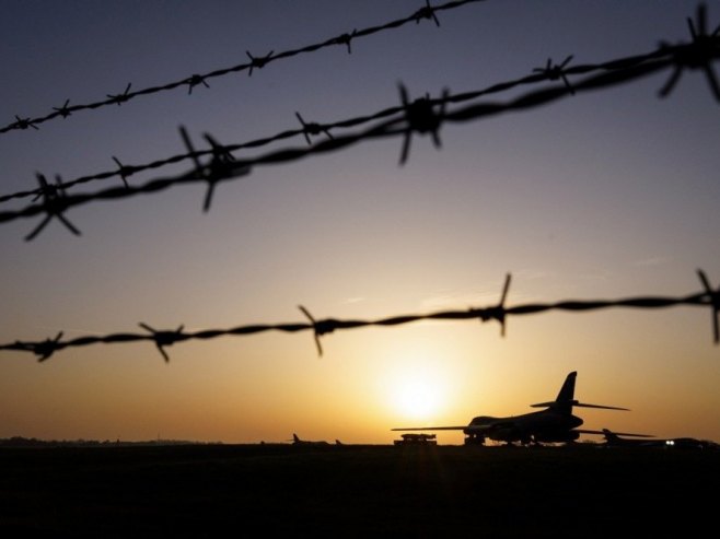 Амерички надзвучни стратешки бомбардер (фото: EPA/TOLGA AKMEN) Амерички надзвучни стратешки бомбардер (фото: EPA/TOLGA AKMEN) -