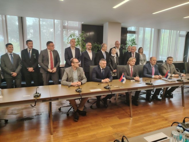 У РиТЕ Угљевик потписан уговор о измирењу обавеза по арбитражним одлукама (ВИДЕО) У РиТЕ Угљевик потписан уговор о измирењу обавеза по арбитражним одлукама (ВИДЕО)