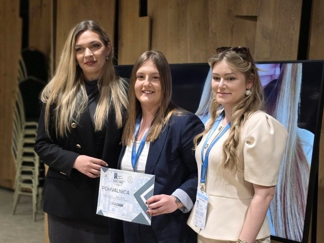 Студентице Медицинског факултета Бањалука освојиле прво мјесто на конгресу у Србији (ФОТО) Студентице Медицинског факултета Бањалука освојиле прво мјесто на конгресу у Србији (ФОТО)