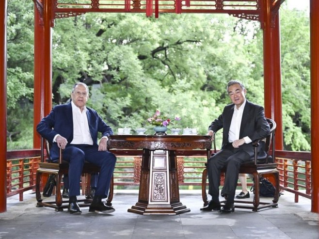 Лавров и Ванг Ји (фото: EPA/XINHUA / Yan Yan) Лавров и Ванг Ји (фото: EPA/XINHUA / Yan Yan) -